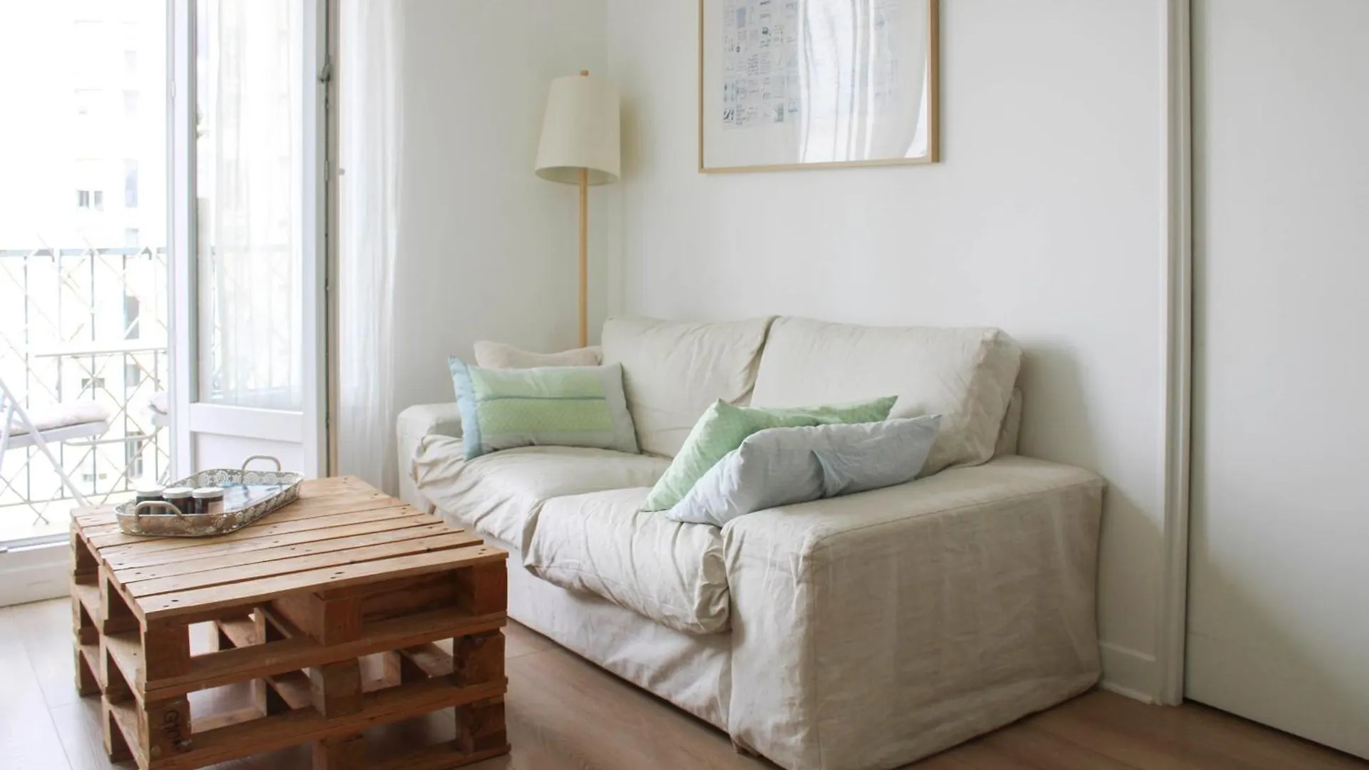 Through Apartment - Place De La Reunion contacts