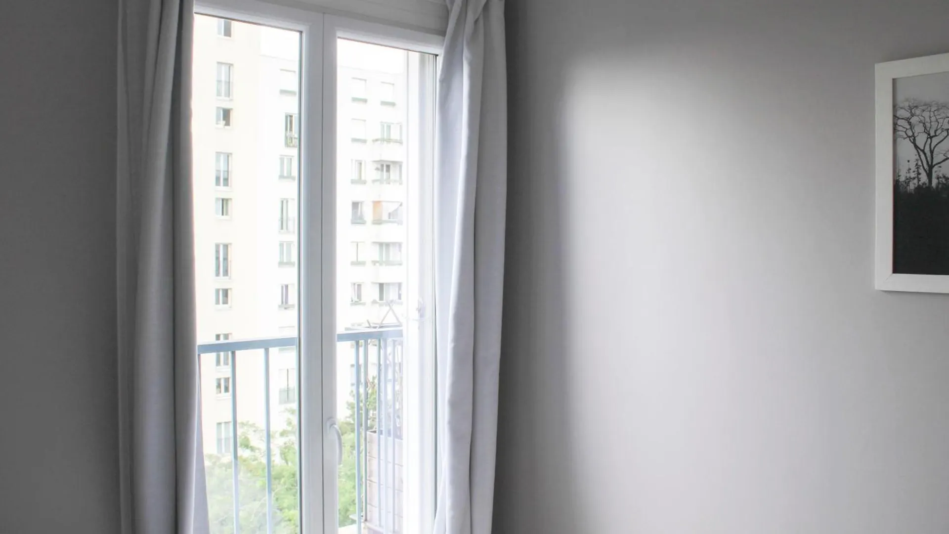 Through Apartment - Place De La Reunion Paris France