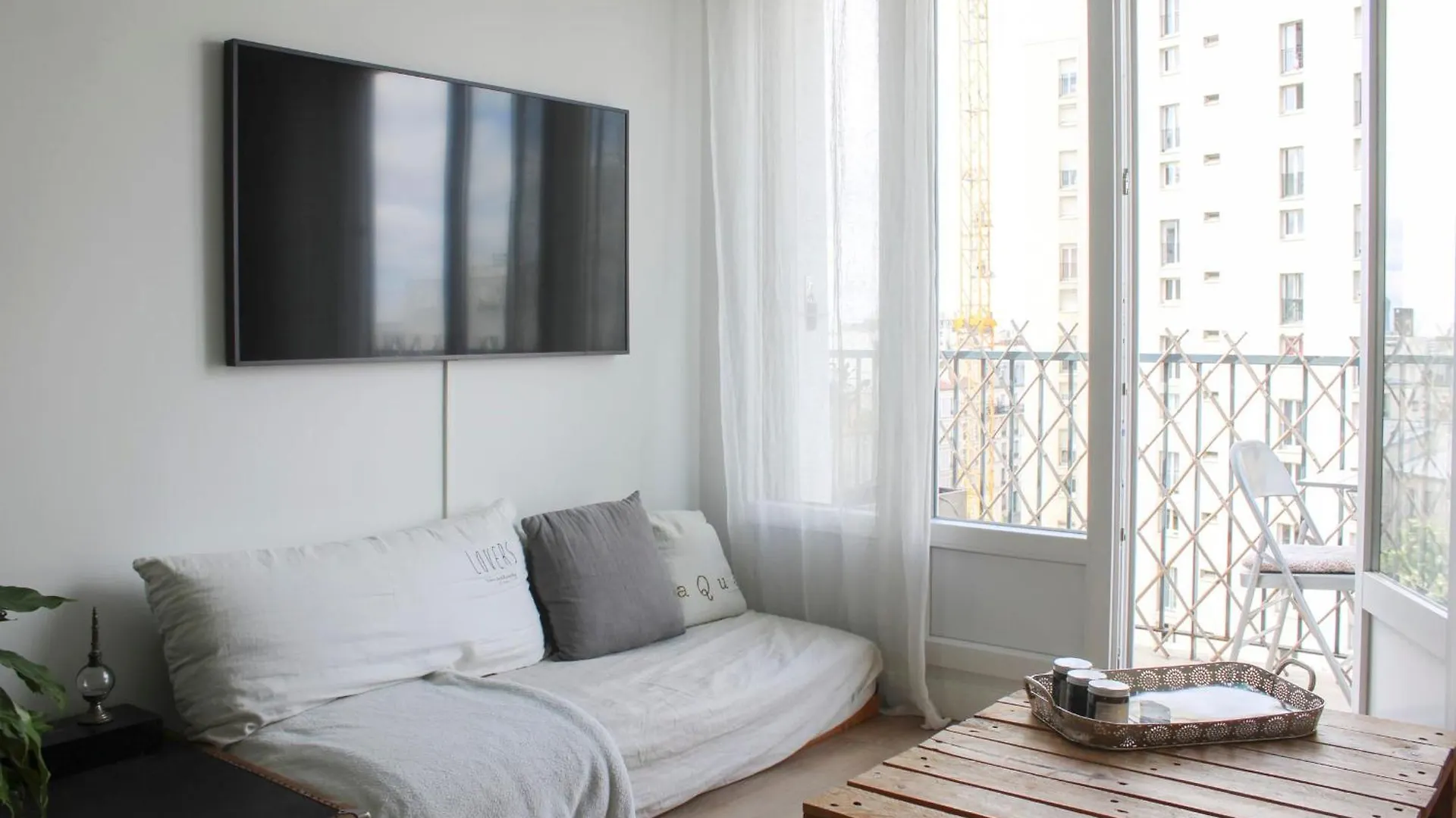 Through Apartment - Place De La Reunion Paris France
